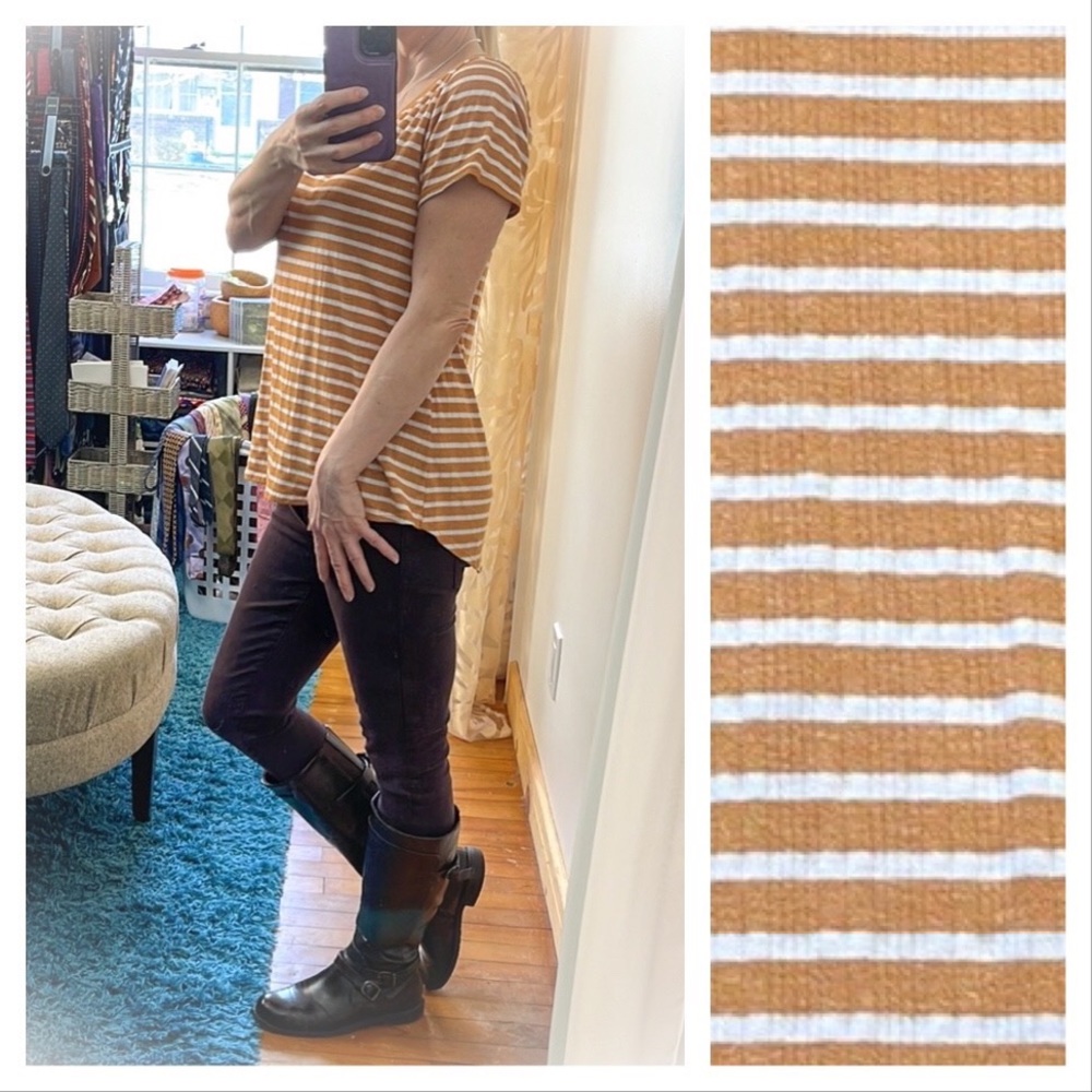 💕Super cute & comfy ribbed & striped Lularoe Tee💕